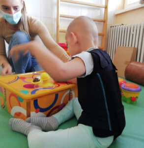 Pozycją siędząca z ortezą PCO